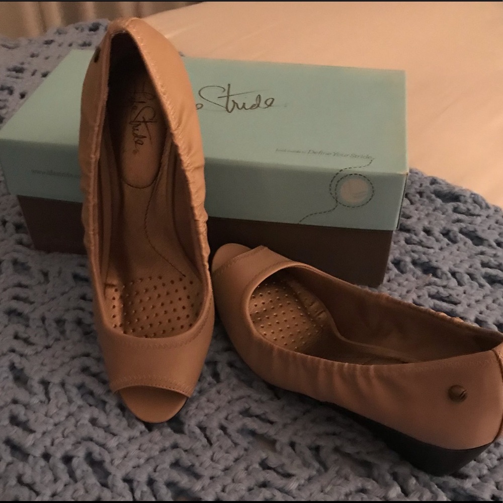 NWOT Life stride Taupe Open Toe Wedge 9M